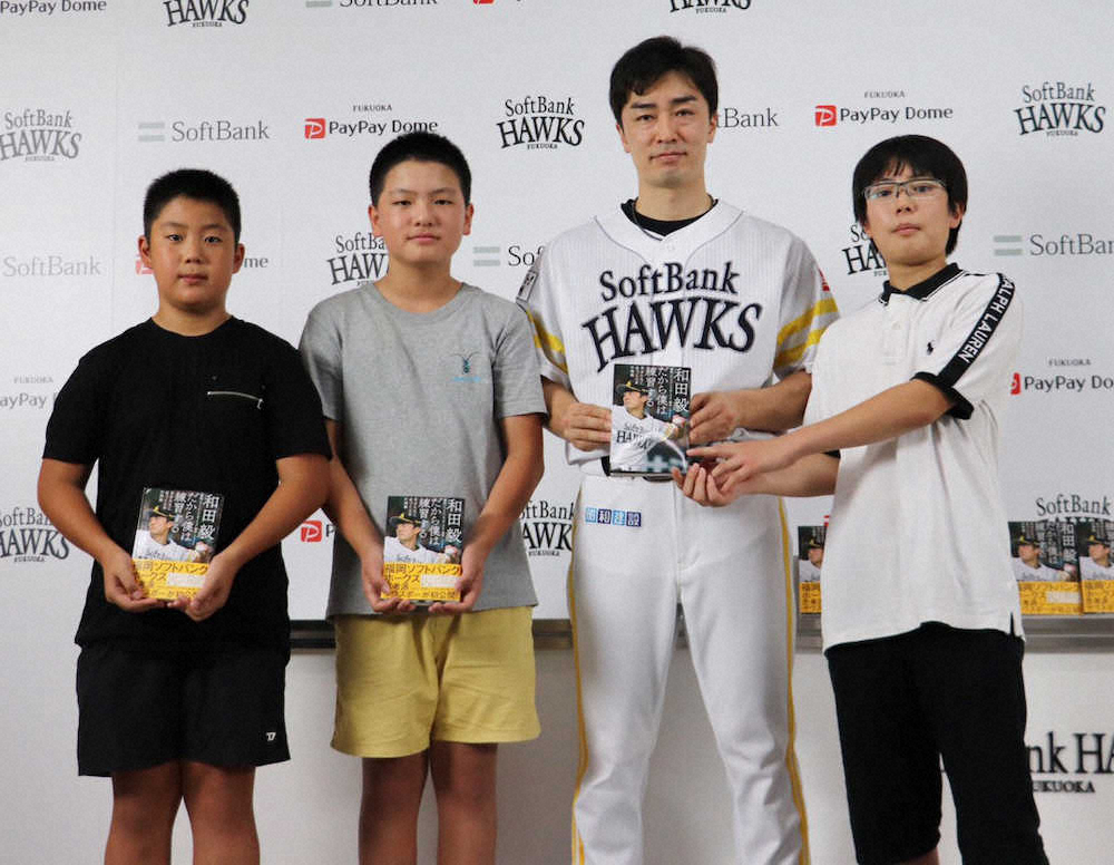 福岡市立南当仁小のの生徒達に自著「だから僕は練習する」を寄贈する和田（左から3人目）（撮影・岡田　丈靖）