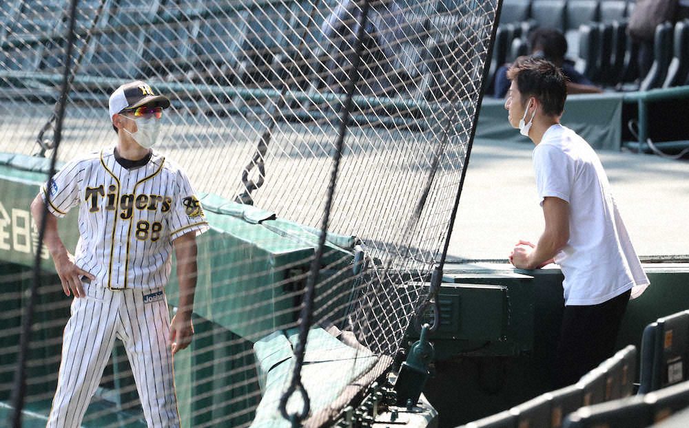 【画像・写真】阪神　昨年引退の横田氏が甲子園を訪問　矢野監督らと談笑