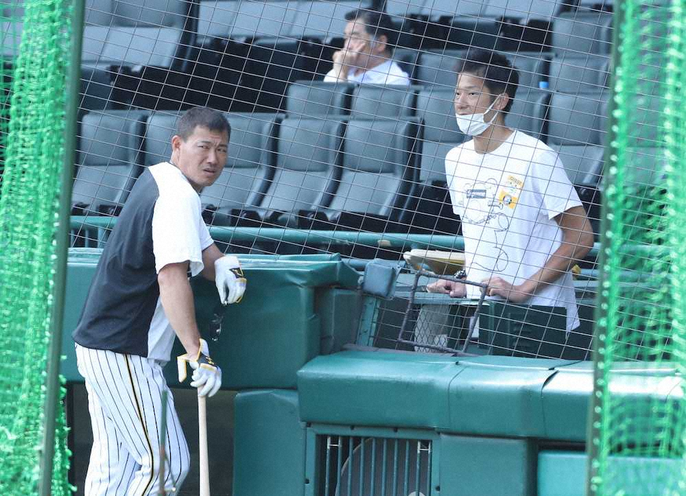 甲子園球場を訪れ、福留（左）と話す横田慎太郎氏（撮影・大森　寛明）