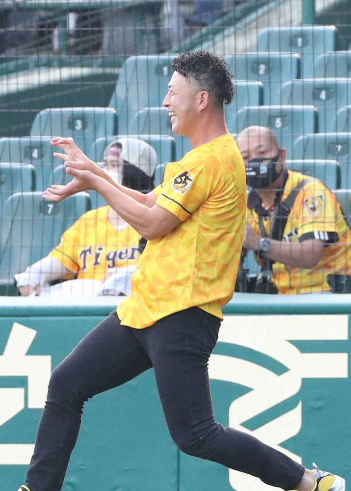 【画像・写真】阪神OB今成氏　試合前にモノマネ披露で爆笑ゲット