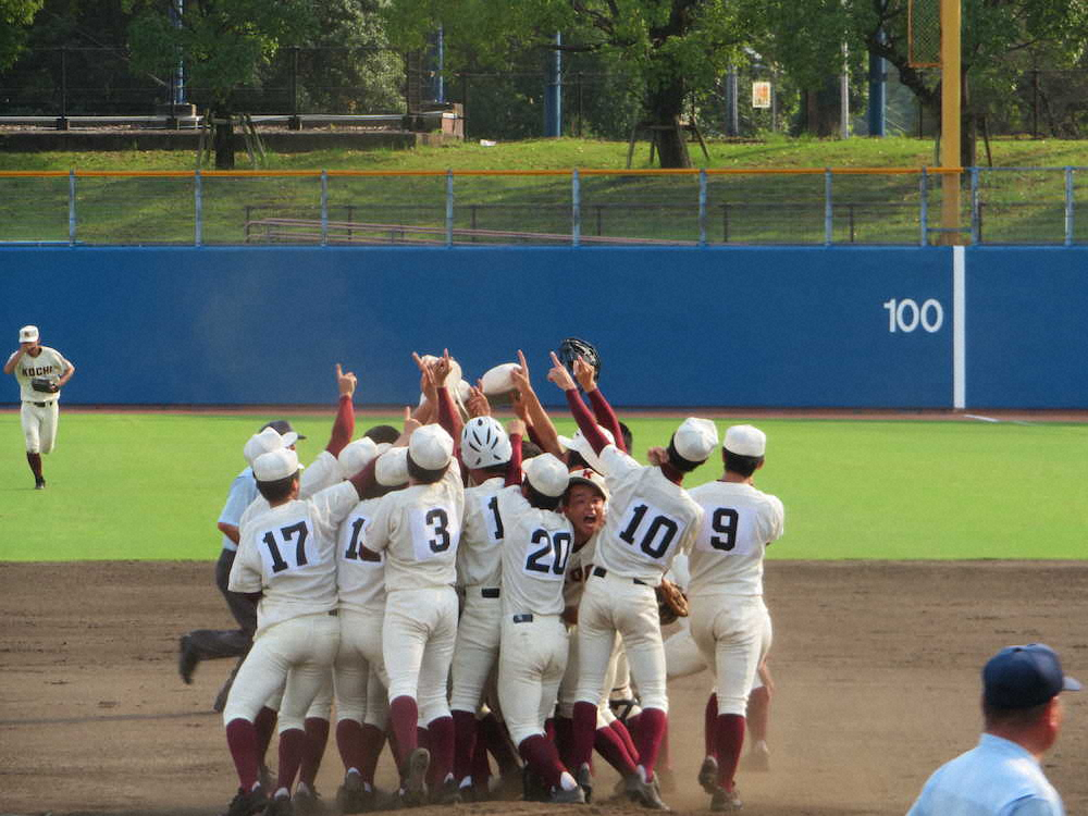 【画像・写真】高知　11年ぶりの夏制覇　149キロ右腕の森木外し「3年生全員でつかんだ優勝」