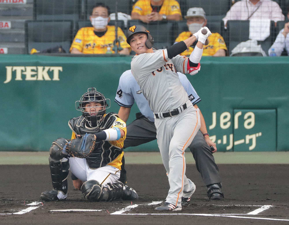 【画像・写真】＜神・巨＞初回2死、巨人・坂本は先制のソロ本塁打を放つ（撮影・後藤　大輝）