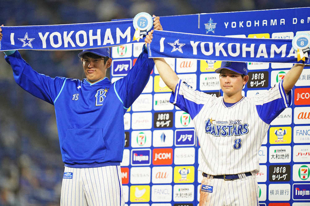 【画像・写真】＜D・中＞中日に勝利しお立ち台でポーズを決めるDeNA・井納（左）と神里（撮影・会津　智海）