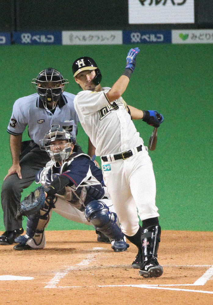 【画像・写真】＜日・西＞3回2死一塁、勝ち越しの2点本塁打を放つ日本ハム・大田（撮影・高橋茂夫）