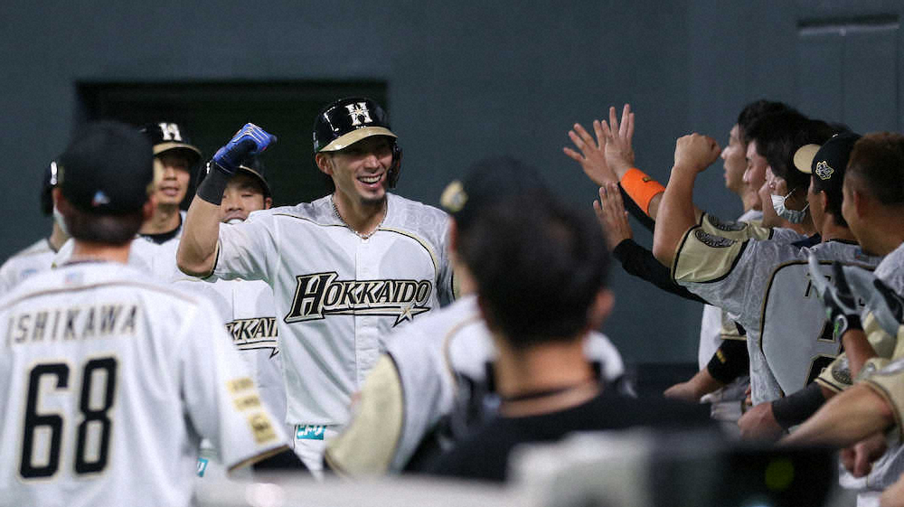 【画像・写真】＜日・西＞6回2死一、二塁、3点本塁打を放った日本ハム・大田（中央）（撮影・高橋茂夫）