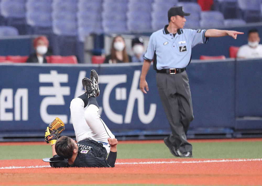 【画像・写真】＜オ・ロ＞9回2死二塁、吉田正尚の三塁線の当たりで、転倒する鳥谷（撮影・井垣　忠夫）