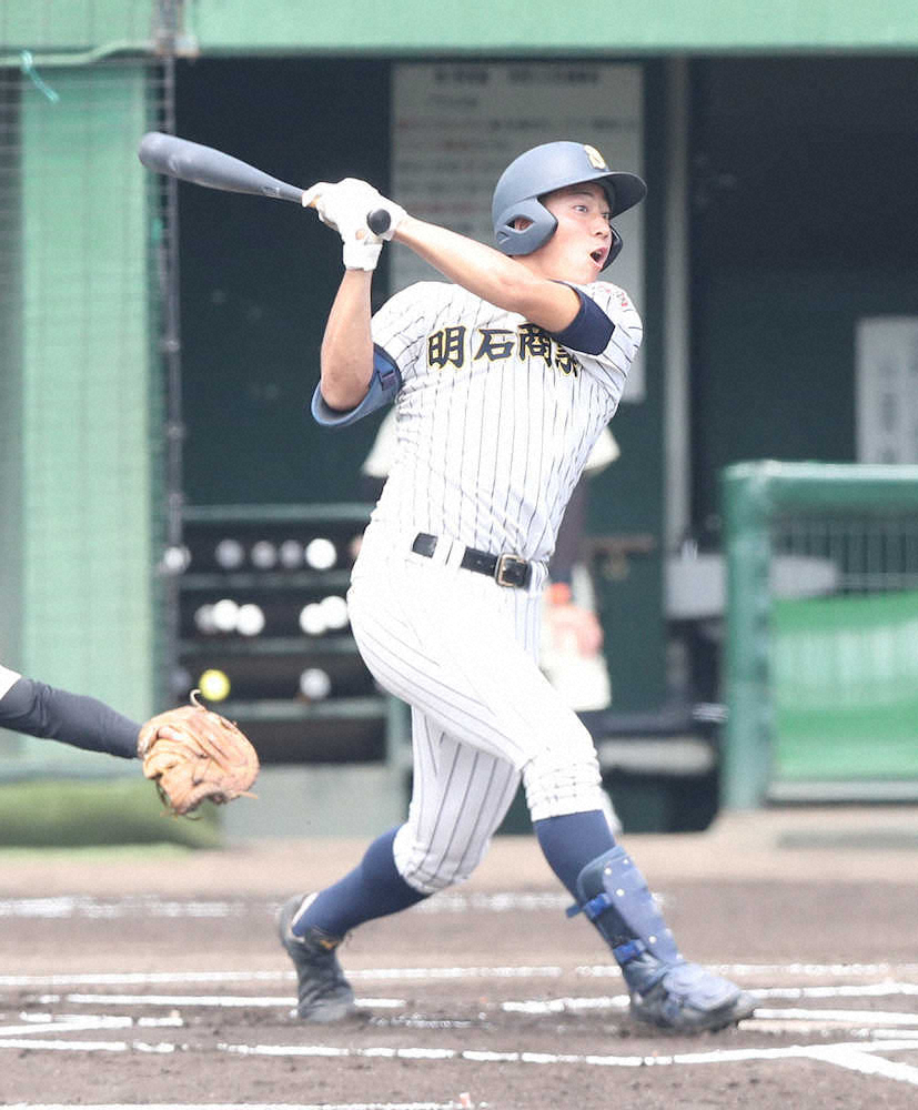 【画像・写真】明石商・来田　1番で出場し初回の初球を右中間二塁打　先制ホーム踏む