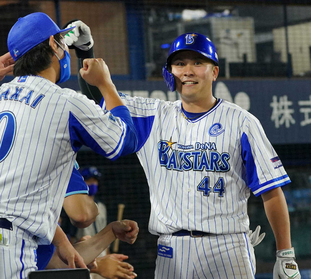 【画像・写真】DeNA・佐野　ラミ監督に贈った300勝！3安打3打点で打率トップ、安打と2冠