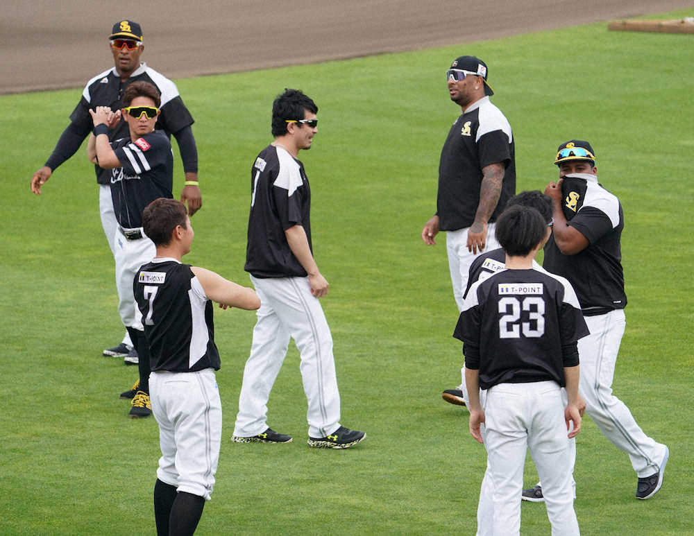 【画像・写真】ソフトB　デスパイネ＆グラシアルが合流！さっそく柵越えも