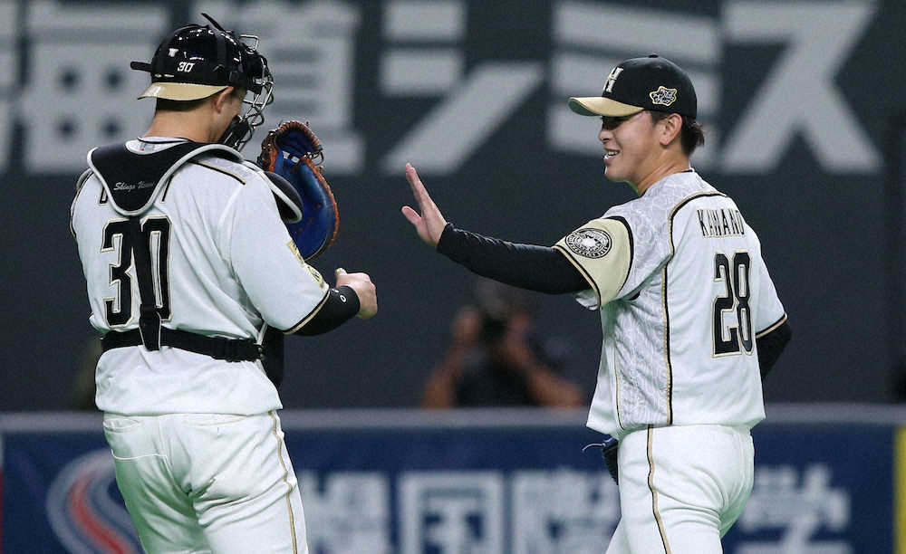 【画像・写真】＜日・西＞初回を無死点に抑え宇佐見とエアータッチを交わす河野（右）（撮影・高橋茂夫）
