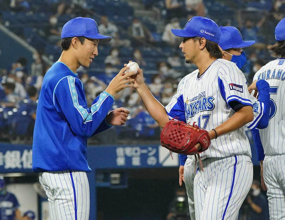 【画像・写真】＜D・中＞三嶋（右）からウイニングボールを手渡される大貫（撮影・島崎忠彦）