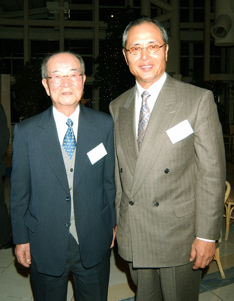 04年、早稲田実業ＯＢ会での宮井さん（左）と王氏