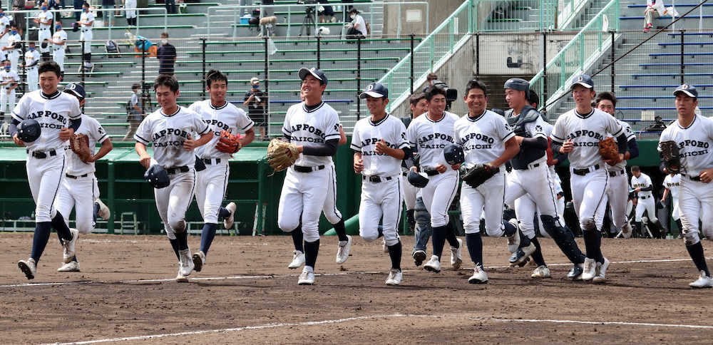 【画像・写真】札幌第一が8年ぶり夏頂点　山田主将「自分たちだけでなく支えのおかげ」
