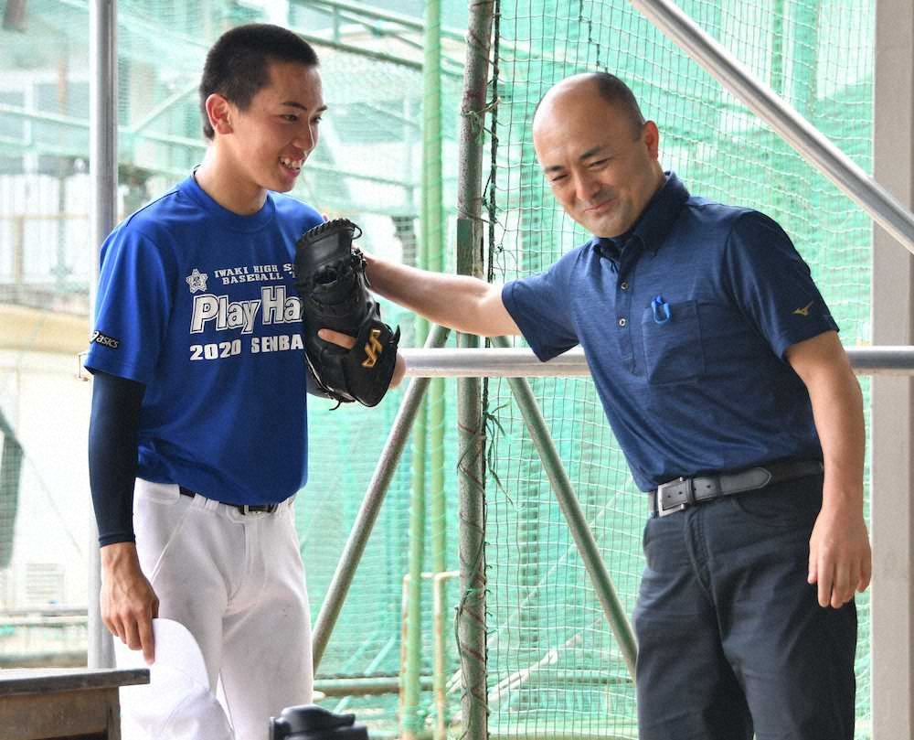 【画像・写真】磐城・岩間主将を激励する木村前監督