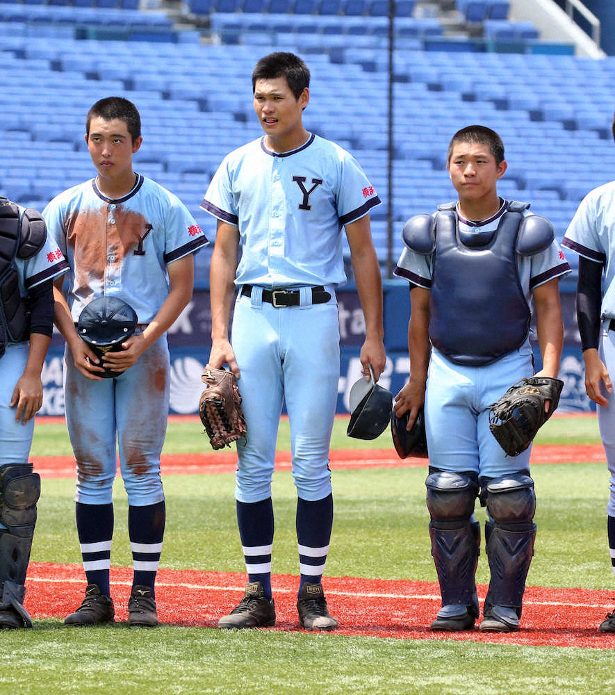 【画像・写真】＜大磯・横浜商＞6回コールド勝利しあいさする笹川（中央）ら横浜商ナイン（撮影・久冨木　修）