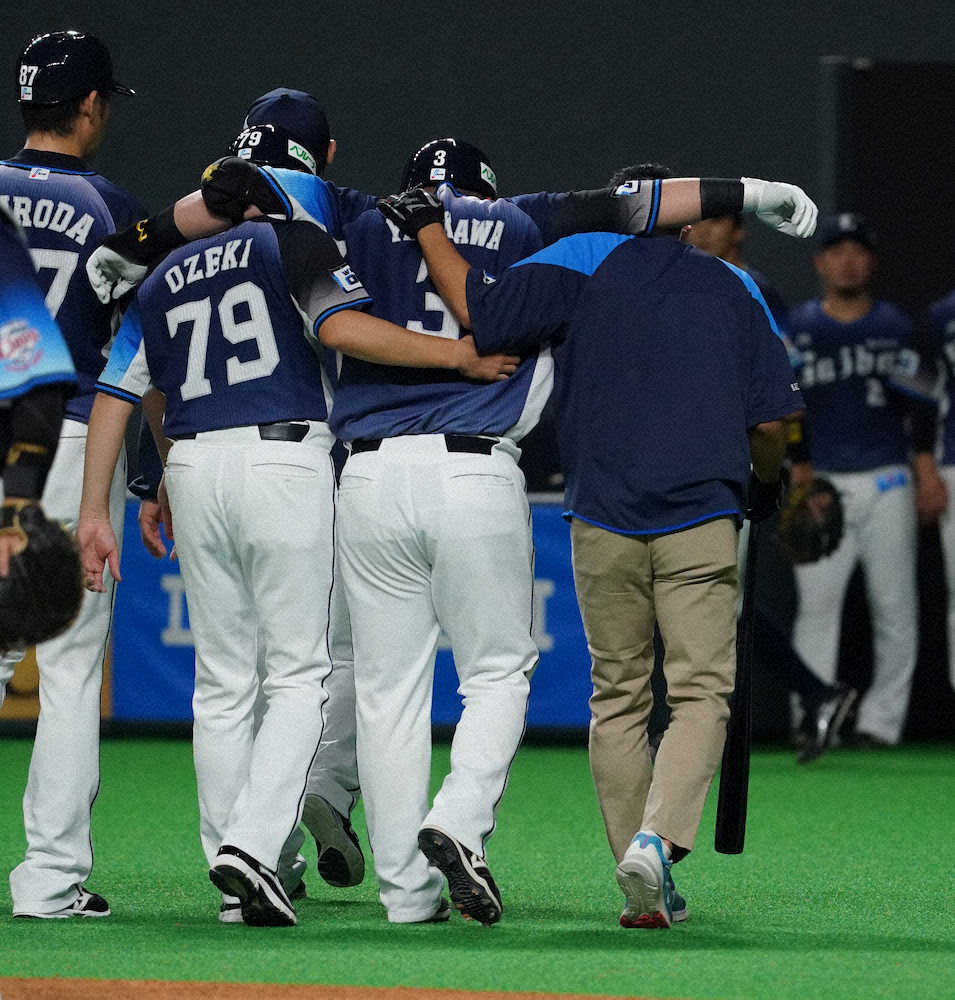 【画像・写真】西武・山川ヒヤリ　右足首痛める　空振り三振後に体が一回転　大事には至らず