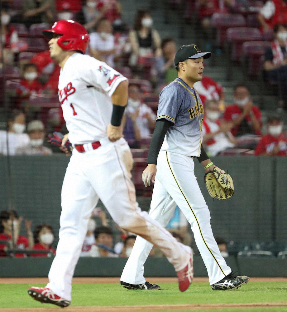 【画像・写真】阪神・秋山　援護もらった直後に追いつかれる　菊池涼が犠飛