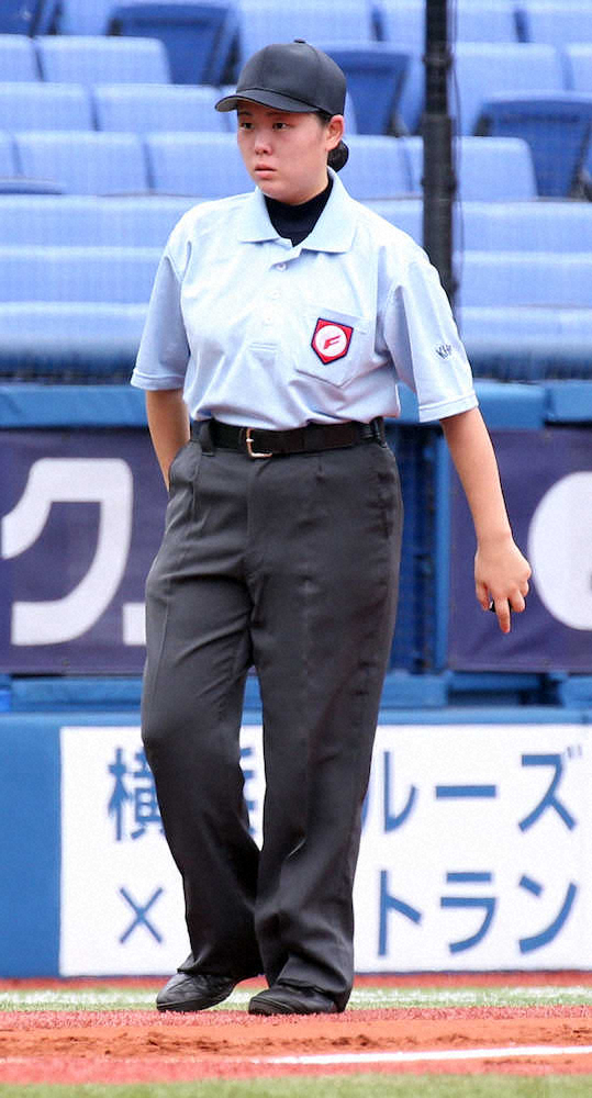＜大磯・横浜商＞女性の三塁塁審・岩男さん（撮影・久冨木　修）