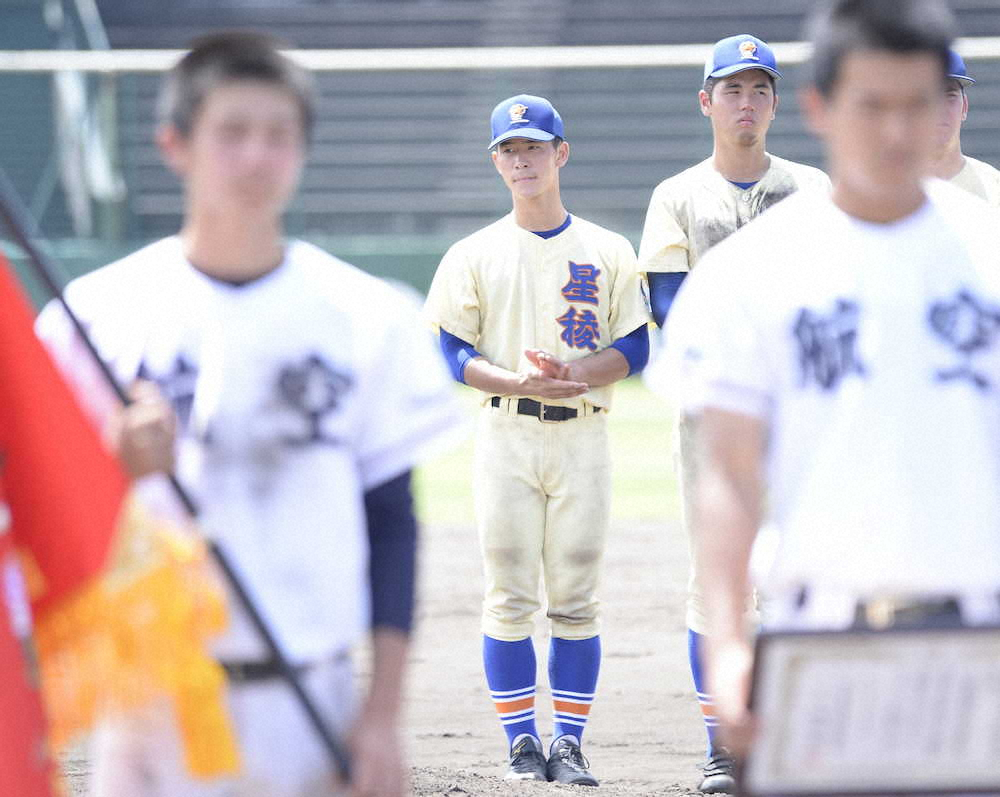 【画像・写真】＜日本航空石川・星稜＞優勝した日本航空石川に拍手を送る星稜・内山（中央）
