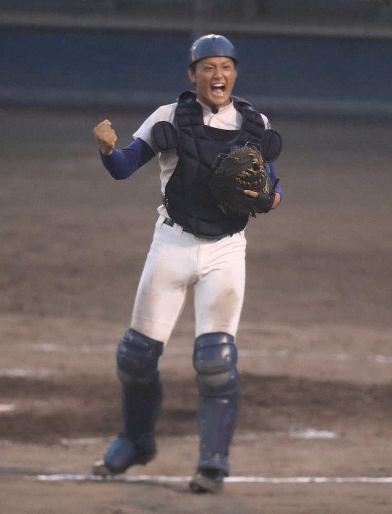 【画像・写真】＜履正社・大阪桐蔭＞大阪桐蔭を破り、ガッツポーズの履正社・関本（撮影・成瀬　徹）　