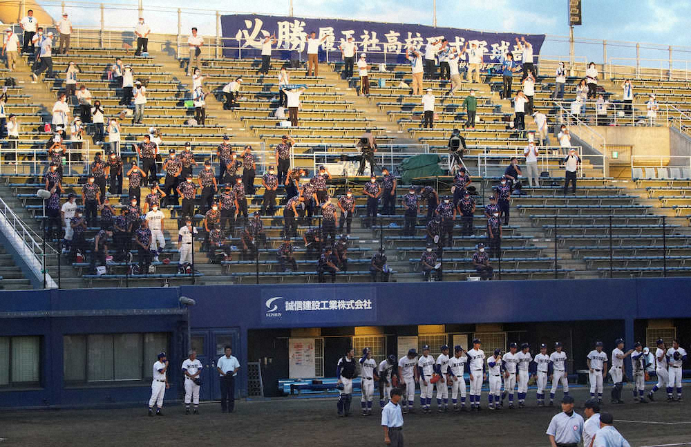 【画像・写真】＜履正社・大阪桐蔭＞整列する履正社ナイン、応援団も大喜び（撮影・井垣　忠夫）