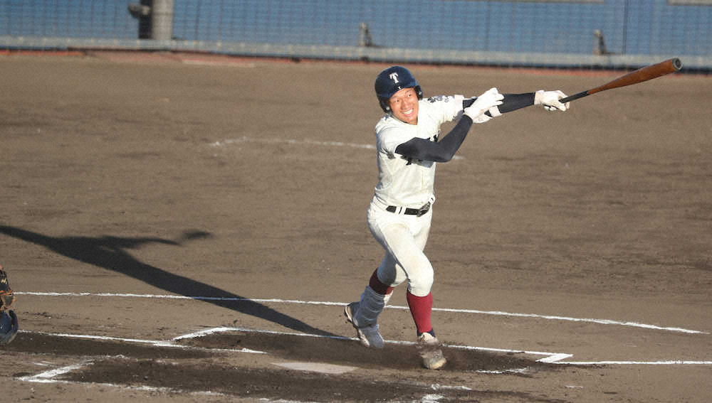 【画像・写真】＜履正社・大阪桐蔭＞6回2死一、三塁、大阪桐蔭・加藤はコールドご免とばかりに右越え2点適時二塁打（撮影・井垣　忠夫）