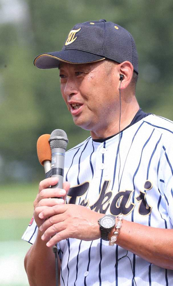 【画像・写真】＜東海大菅生・帝京＞インタビューで笑顔を見せる東海大菅生・若林監督（撮影・村上　大輔）