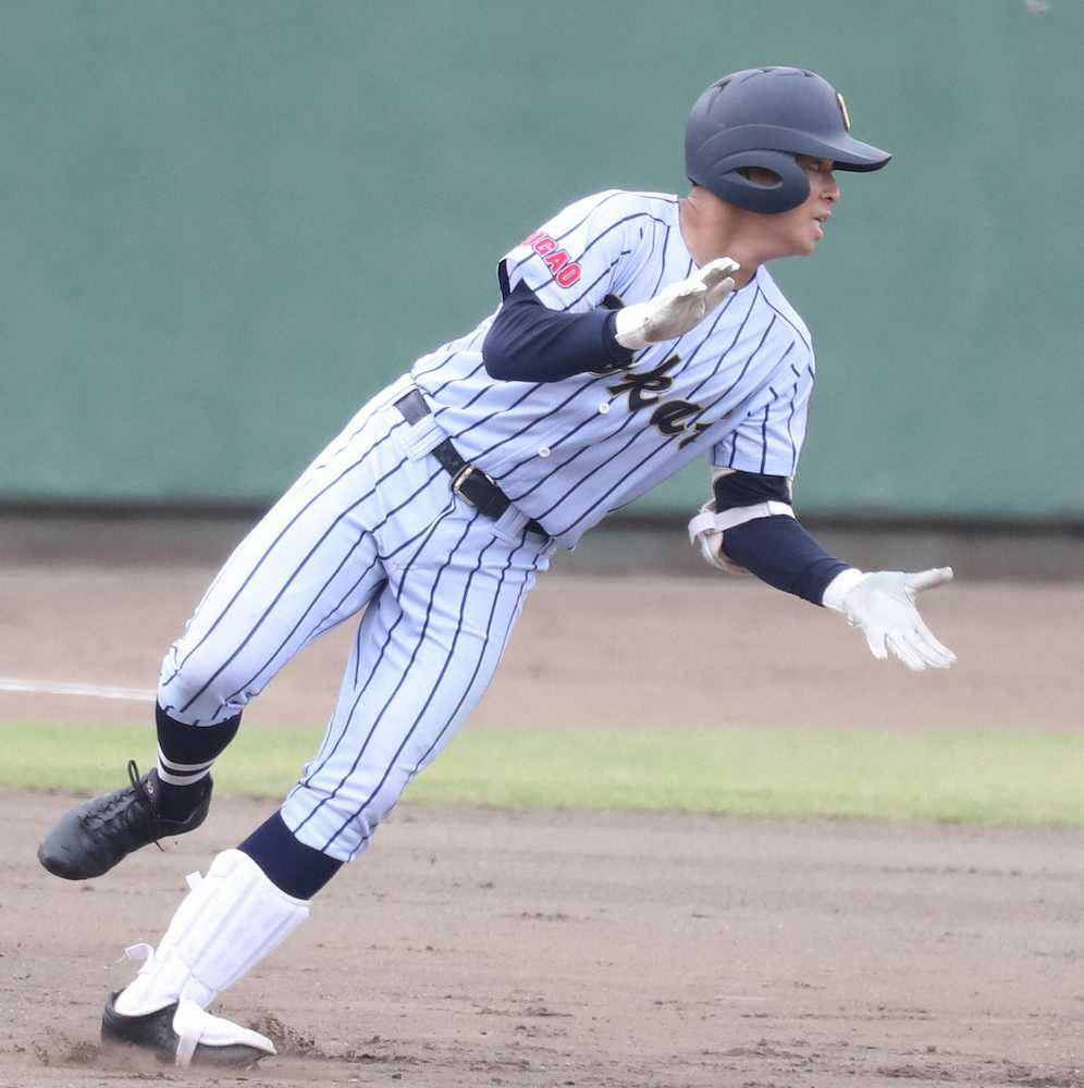 【画像・写真】＜東海大菅生・帝京＞9回無死一、二塁、東海大菅生・森下が左中間に同点の2点適時三塁打を放つ（撮影・村上　大輔）