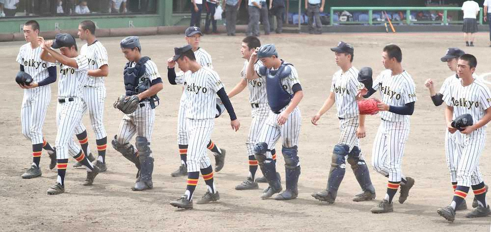 【画像・写真】＜東海大菅生・帝京＞サヨナラ負けを喫し、引き揚げる帝京ナイン（撮影・村上　大輔）