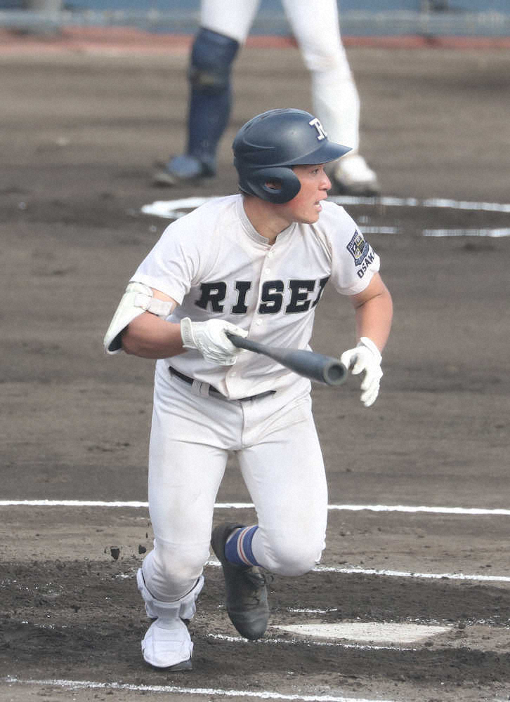 【画像・写真】＜履正社・大阪桐蔭＞1回2死、小深田は中前打を放つ（撮影・井垣　忠夫）