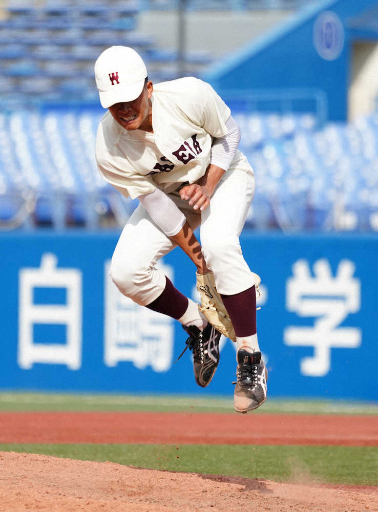 【画像・写真】＜早大・明大＞6回2死、明大・清水風の打球が早大先発・早川の足に直撃（撮影・沢田　明徳）