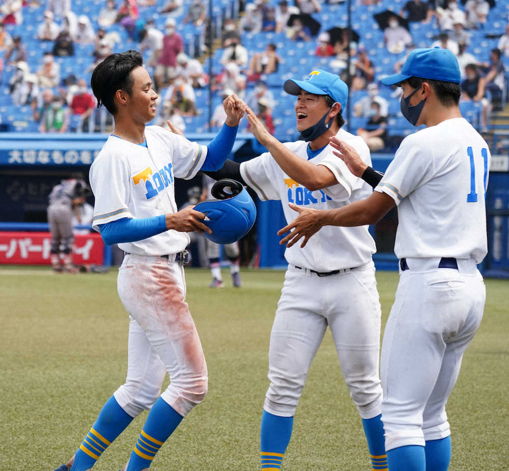 【画像・写真】＜慶大・東大＞7回に勝ち越し打を放った東大・中井（左）はナインとハイタッチ（撮影・沢田　明徳）