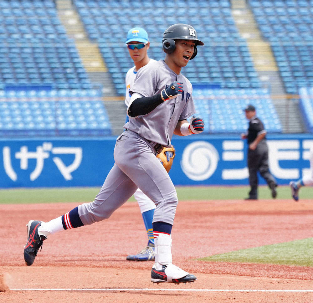 【画像・写真】＜慶大・東大＞3回2死、慶大・瀬戸西は右越えソロを放ちガッツポーズ（撮影・沢田　明徳）