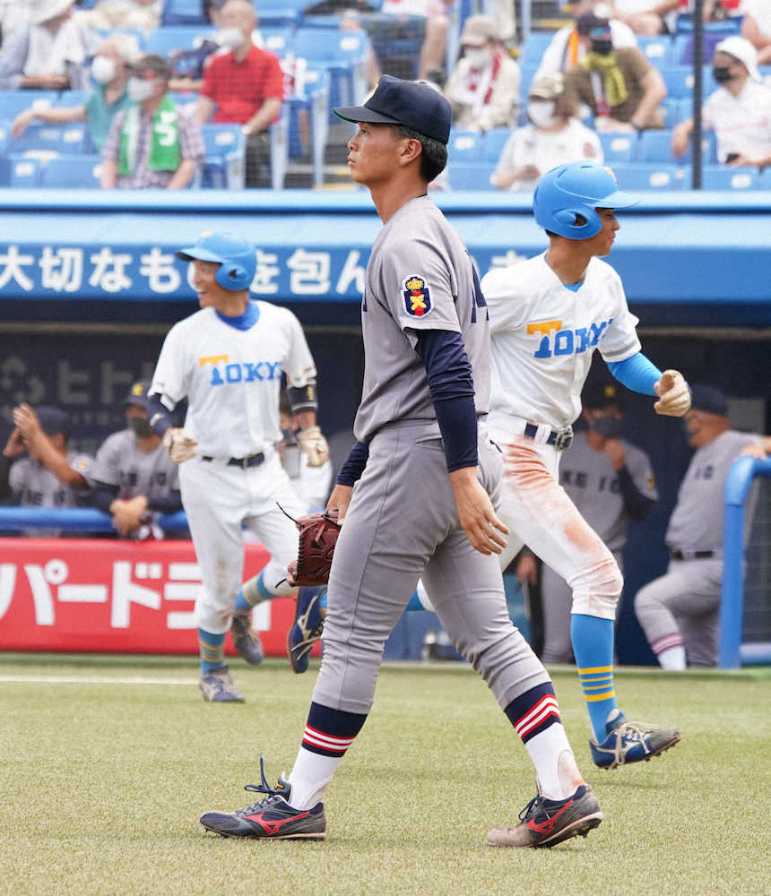 【画像・写真】＜慶大・東大＞6回2死二、三塁、東大・石元に2点適時打を打たれ悔しがる慶大・関根（撮影・沢田　明徳）