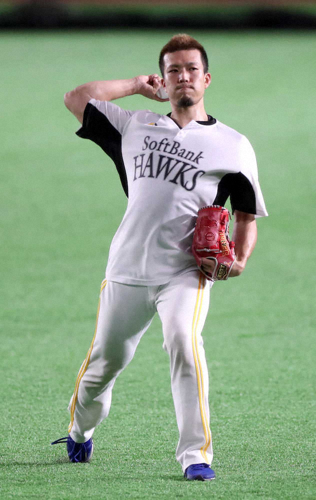 【画像・写真】キャッチボールで調整するソフトバンク千賀（撮影・中村　達也）