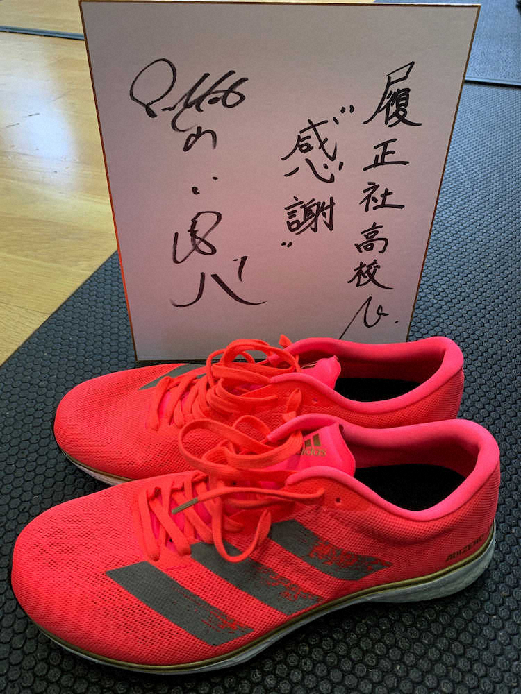 【画像・写真】ヤクルト・山田哲が母校の大阪・履正社高野球部に寄贈したシューズと色紙（球団提供）