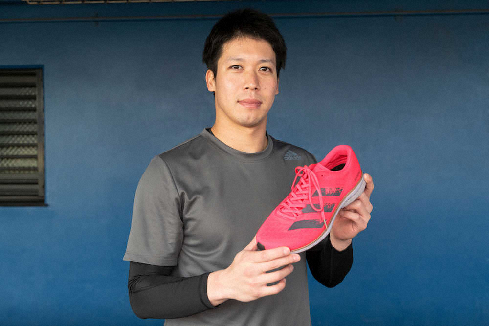 【画像・写真】ヤクルト・山田哲が母校の大阪・履正社高野球部に寄贈したシューズ（球団提供）