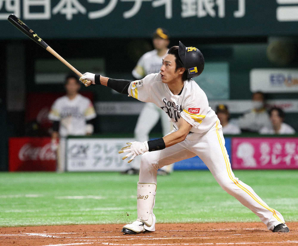 【画像・写真】＜ソ・オ＞6回2死一、二塁、右中間越え本塁打を放った柳田（撮影・中村　達也）