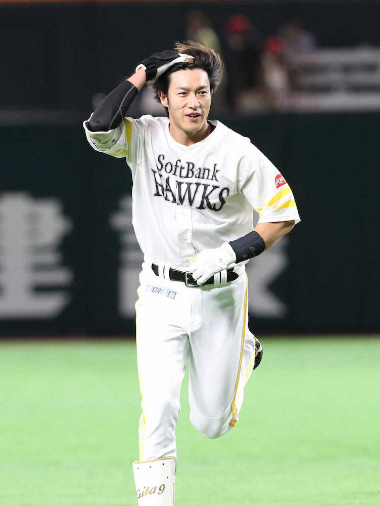 【画像・写真】＜ソ・オ＞6回2死一、二塁、右中間越え本塁打を放った柳田はヘルメットを飛ばし頭を抑えグラウンドを回る（撮影・中村　達也）