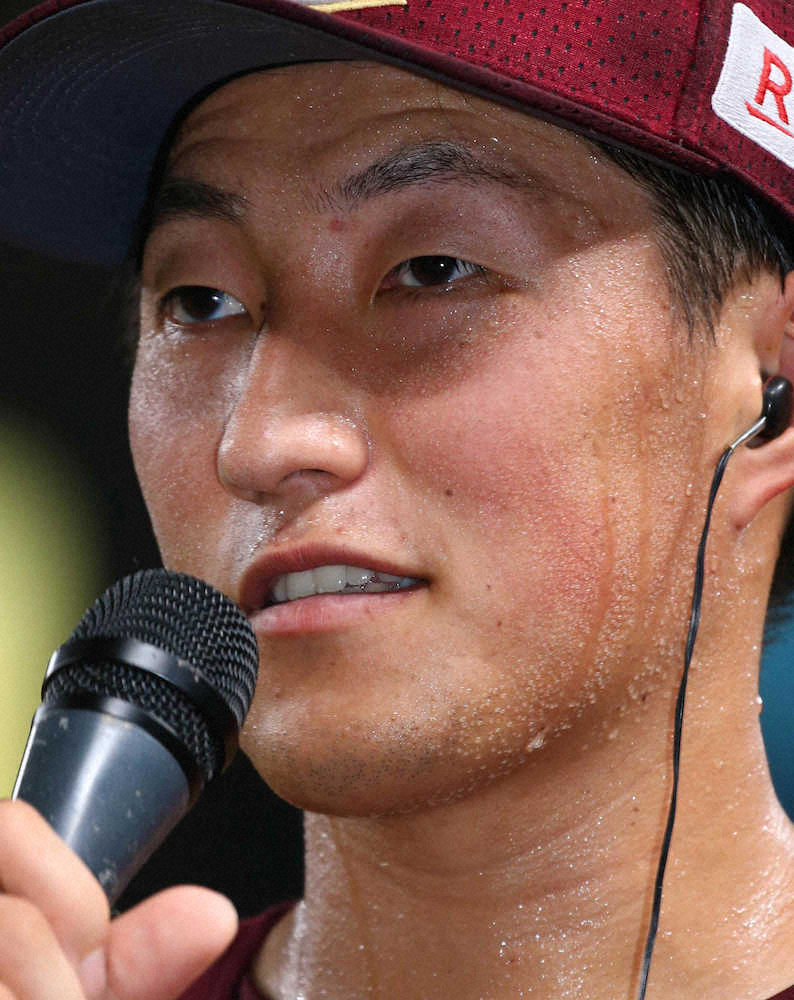 【画像・写真】＜西・楽＞大粒の汗をかきながら、ヒーローインタビューを受ける小深田（撮影・木村　揚輔）