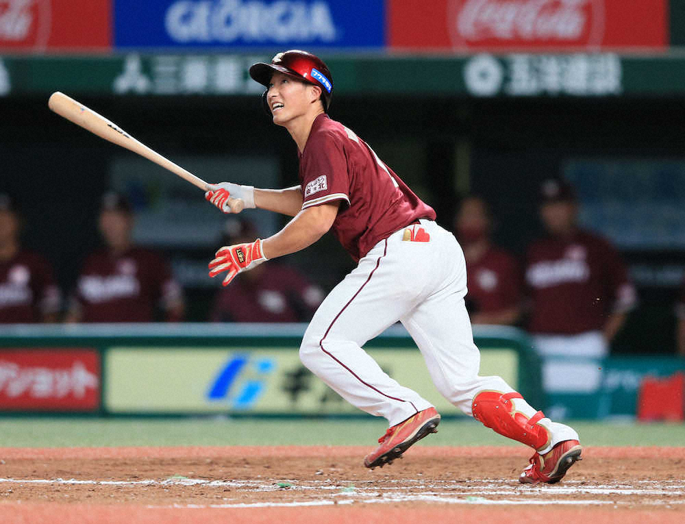 【画像・写真】＜西・楽＞9回2死三塁、左適時二塁打を放つ小深田（撮影・尾崎　有希）