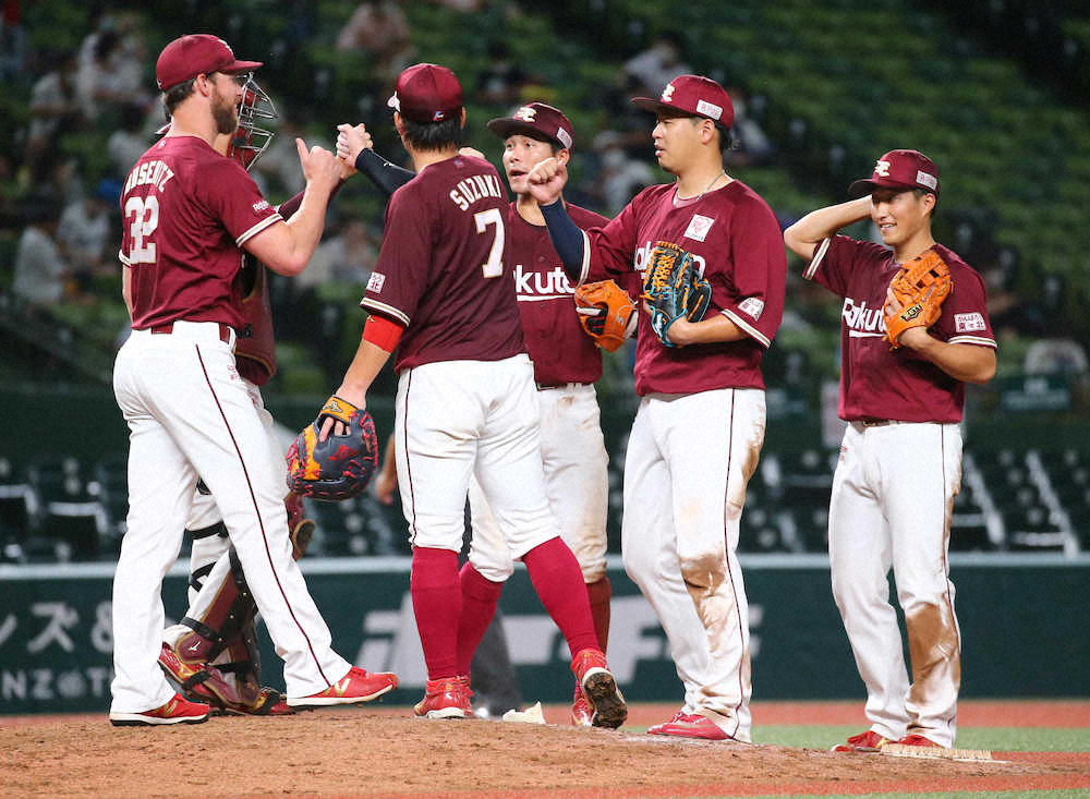 【画像・写真】＜西・楽＞勝利のエアタッチを行う（右から）小深田、浅村ら楽天ナイン（撮影・木村　揚輔）