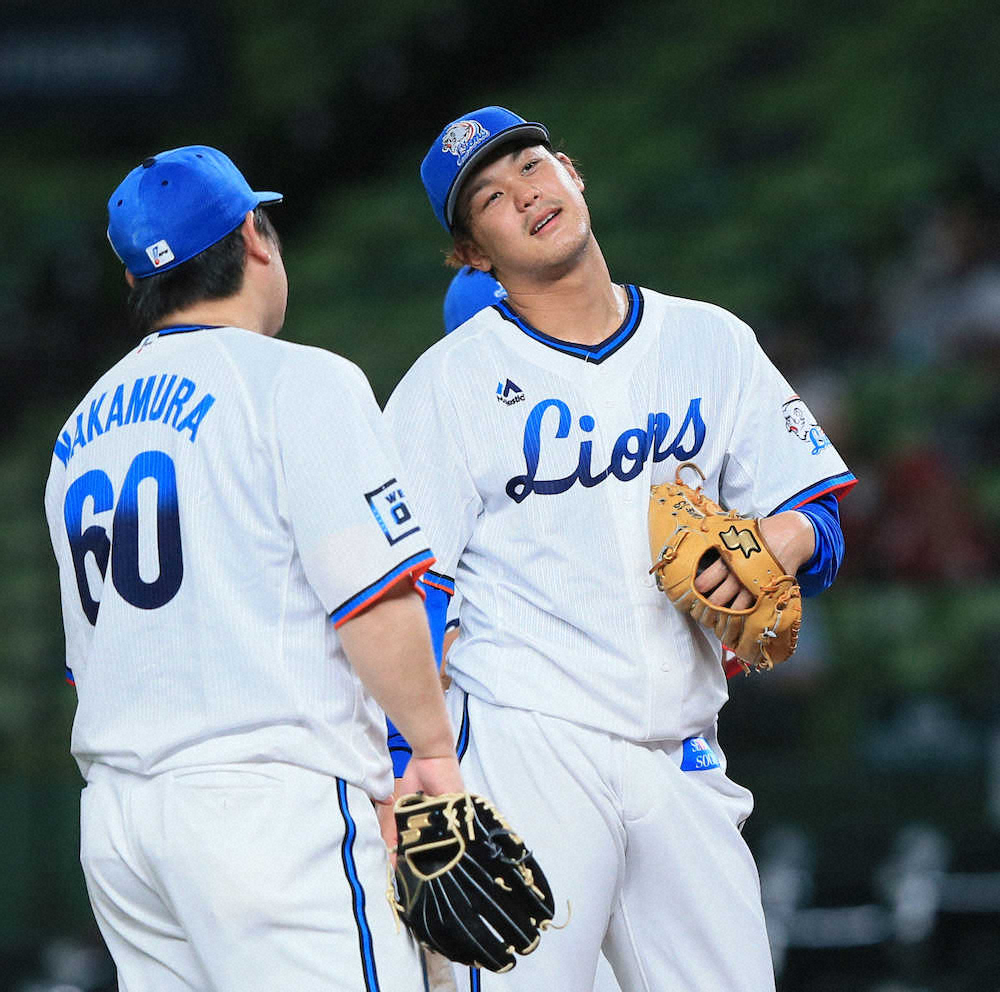 【画像・写真】＜西・楽＞6回途中、降板する高橋光（右）（撮影・尾崎　有希）