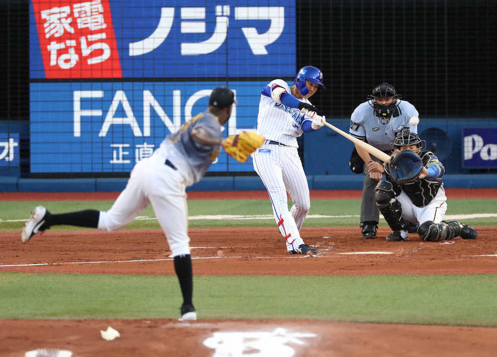 【画像・写真】＜D・神＞初回1死、DeNA・楠本は左越えにソロ本塁打を放つ（撮影・坂田　高浩）