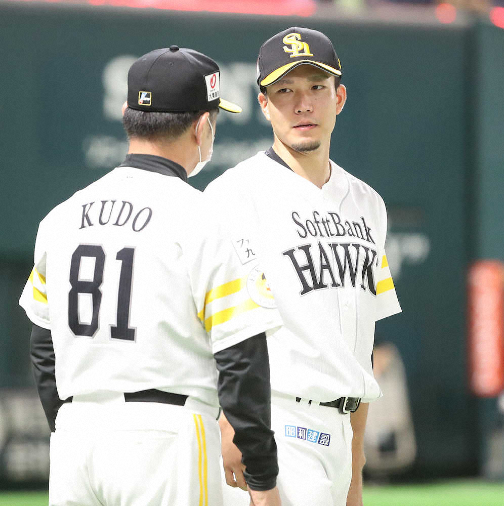 【画像・写真】＜ソ・オ＞4勝目を挙げた千賀は工藤監督（左）と話す（撮影・岡田　丈靖）