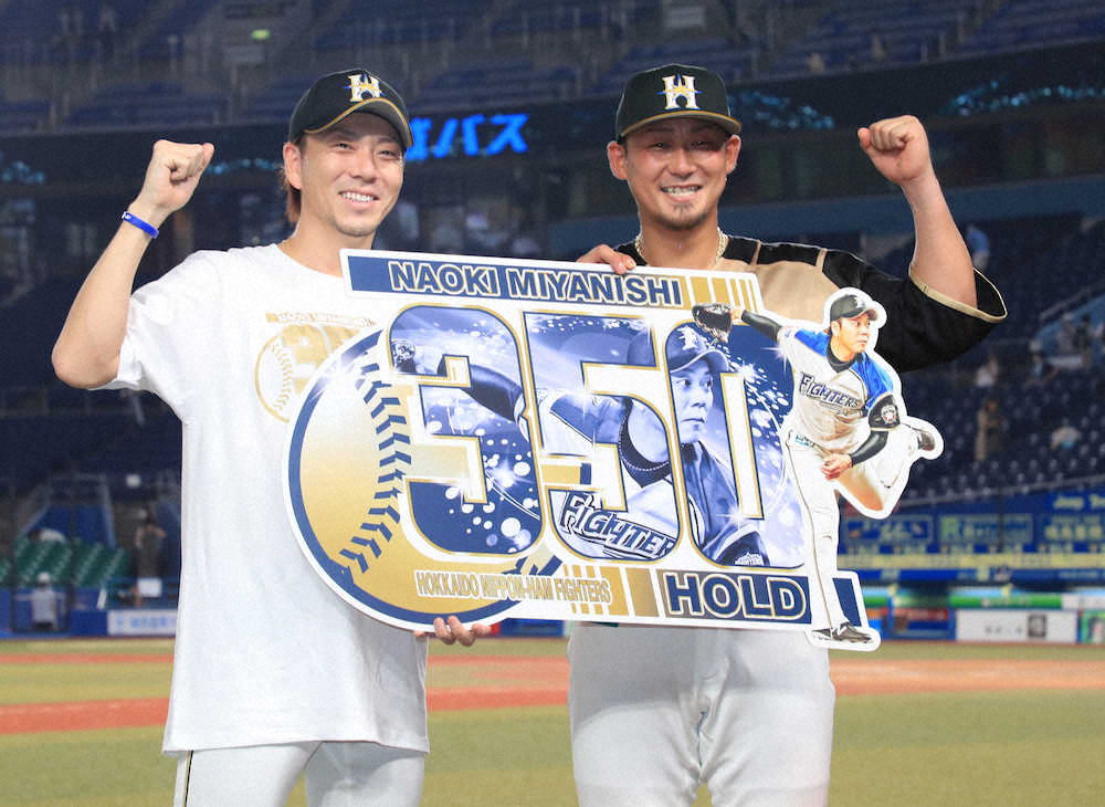 【画像・写真】＜ロ・日＞350ホールド達成のボードを持つ宮西（左）と中田（撮影・篠原岳夫）