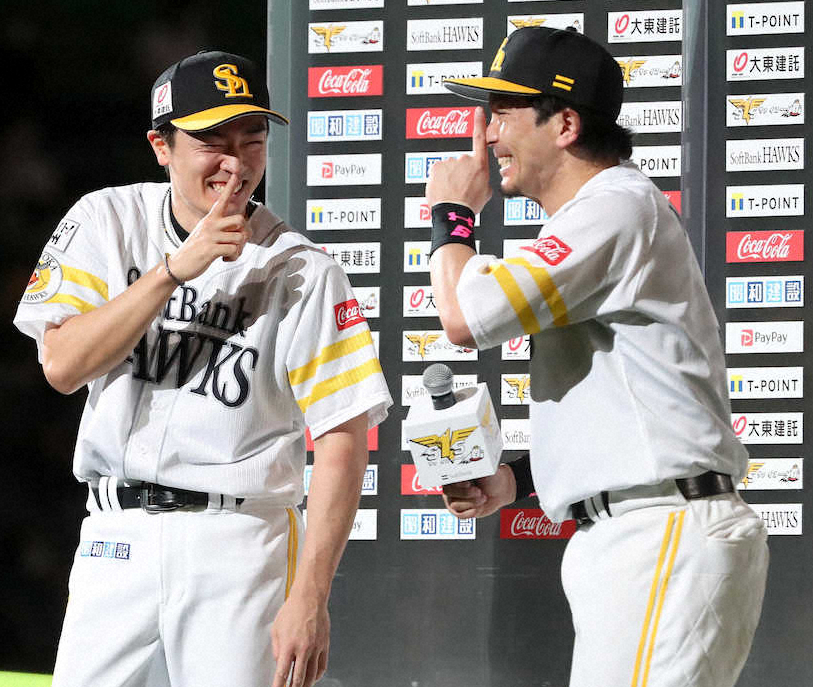【画像・写真】＜ソ・オ＞お立ち台で、1・2・3マッチと叫んだ後、シーとポーズを取る和田と松田宣（撮影・中村　達也）