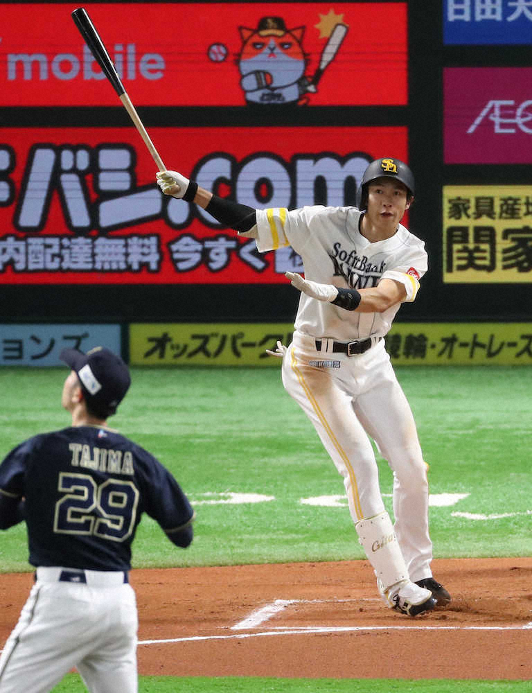 【画像・写真】＜ソ・オ＞6回無死、右中間三塁打を放つ柳田（撮影・岡田　丈靖）