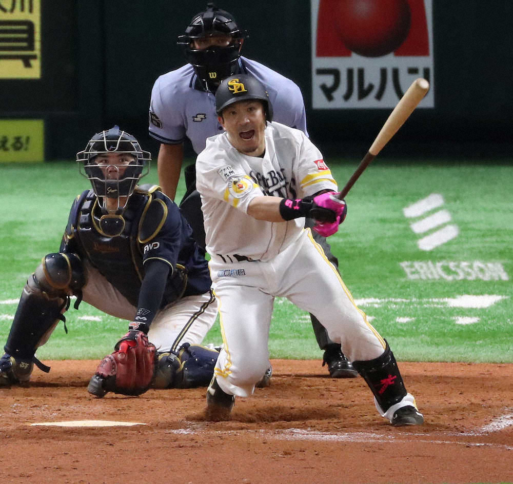 【画像・写真】＜ソ・オ＞8回2死一、三塁、中前適時打を放つ松田宣（撮影・岡田　丈靖）