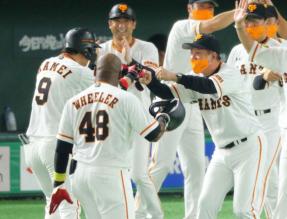 【画像・写真】巨人・亀井、カッコ良すぎ！「試合時間3秒だったんですけど…」1球で仕留めた10度目劇打に笑顔